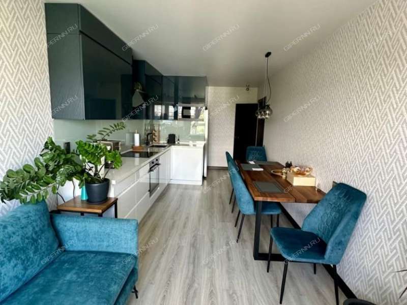 трёхкомнатная квартира на бульваре 60-летия Октября дом 21 к1