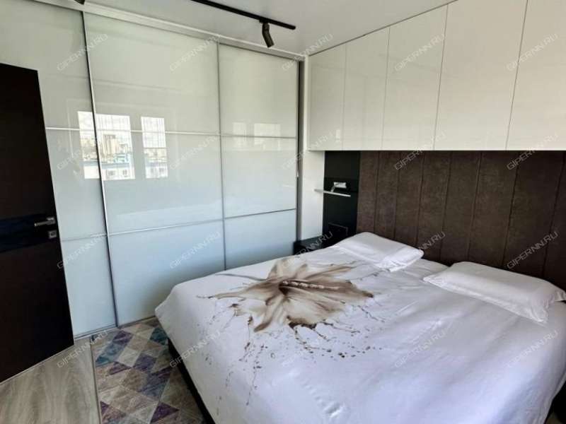 трёхкомнатная квартира на бульваре 60-летия Октября дом 21 к1