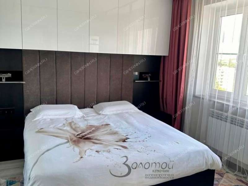 трёхкомнатная квартира на бульваре 60-летия Октября дом 21 к1