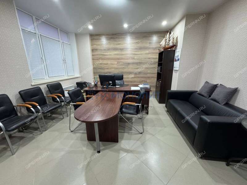 помещение под офис, недвижимость под салоны красоты на улице Германа Лопатина