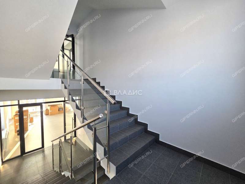 здание под офис, торговую площадь на улице Ларина