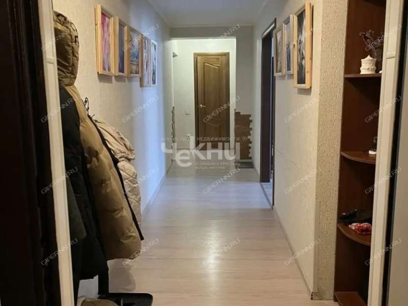 трёхкомнатная квартира на улице Александра Хохлова дом 5