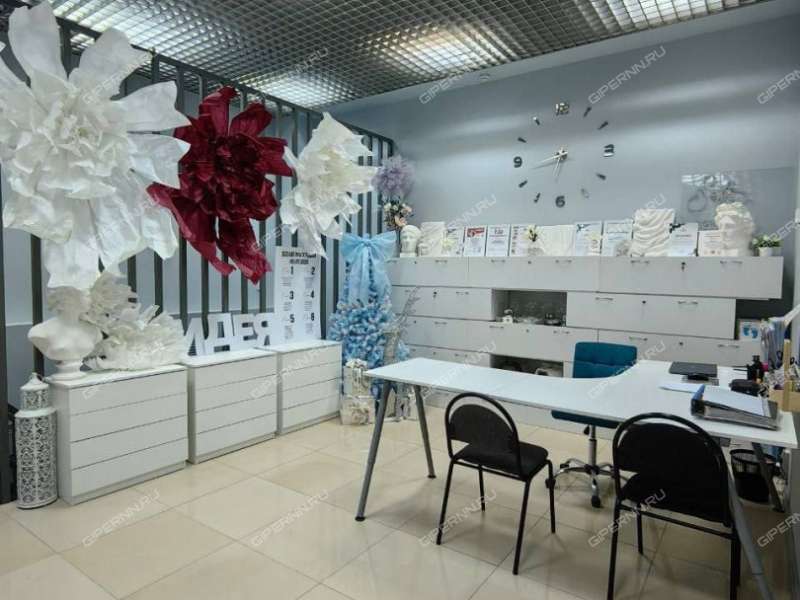 помещение под коммерческую недвижимость на улице Родионова