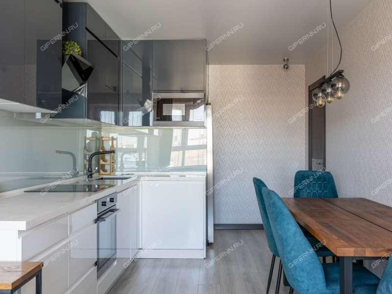 трёхкомнатная квартира на бульваре 60-летия Октября дом 21 к1